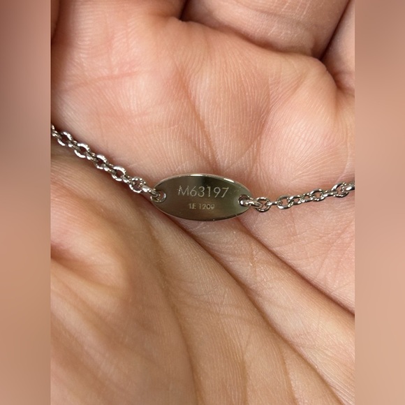 Louis Vuitton Metal Essential V Supple Necklace Silver - Picture 5 of 9